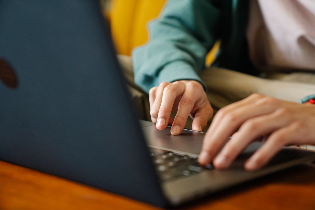 Haustausch-Anfrage: eine Nachricht am Laptop schreiben