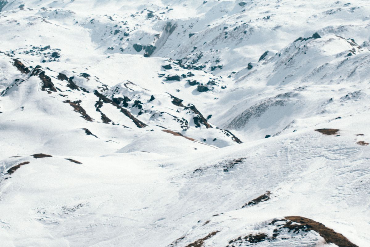 Haustausch im Winter: verschneites Berghaus in den Alpen